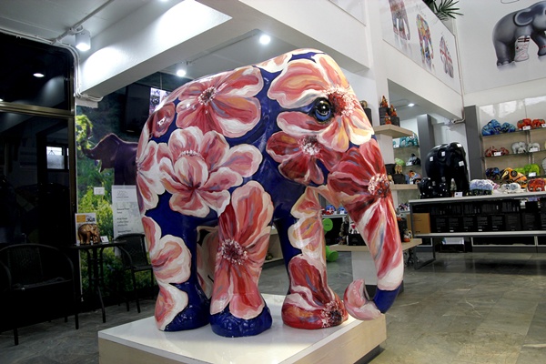 Elephant Parade Flower Impression intu Potteries